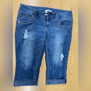 Juniors No Boundaries Capris Size 17